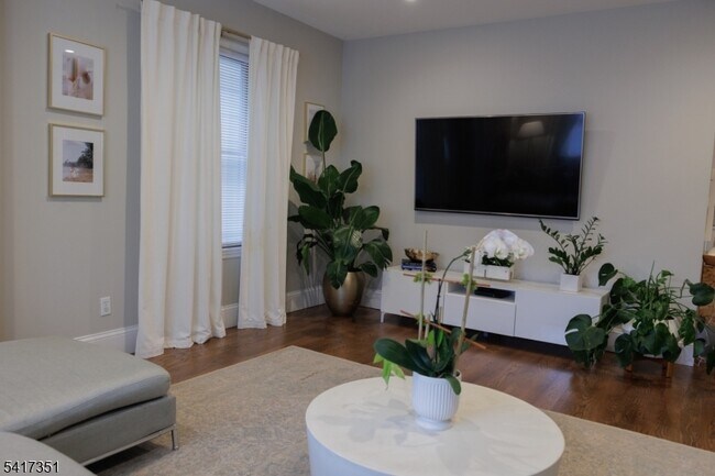 Building Photo - 33 Claremont Ave