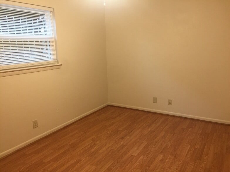 Building Photo - 860 Monroe Dr NE