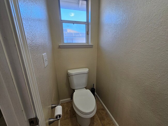 Building Photo - Large 4 bedroom two story in east Modesto!