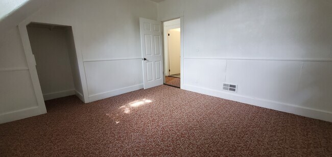 Building Photo - 493 Williams St