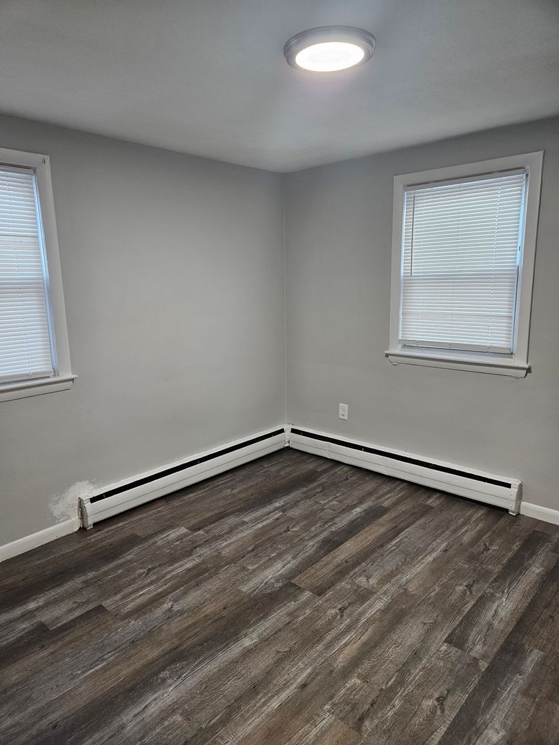 Building Photo - 4 River St