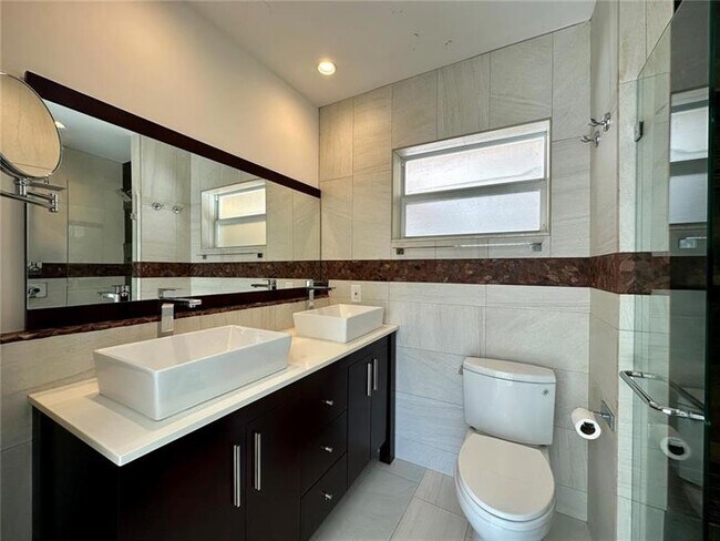 Building Photo - 912 NE 9th Ct