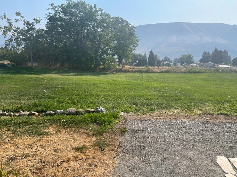 Building Photo - 916 4th St SE