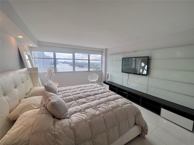 Building Photo - 5838 Collins Ave