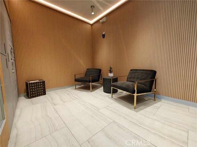 Building Photo - 637 S Fairfax Ave