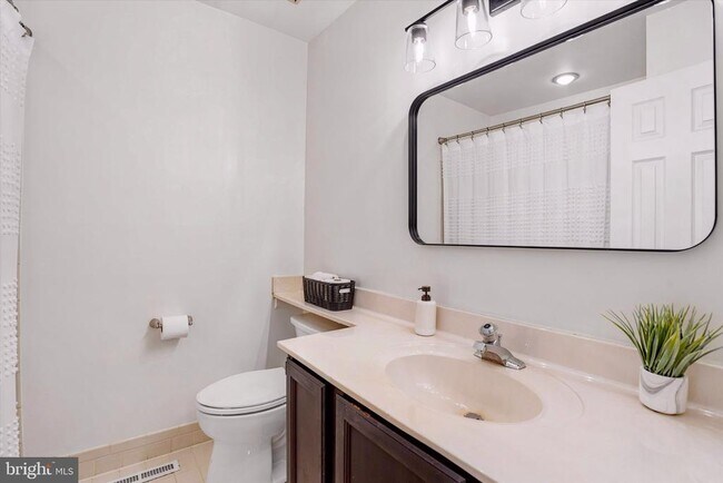Building Photo - 706 Andover Ct