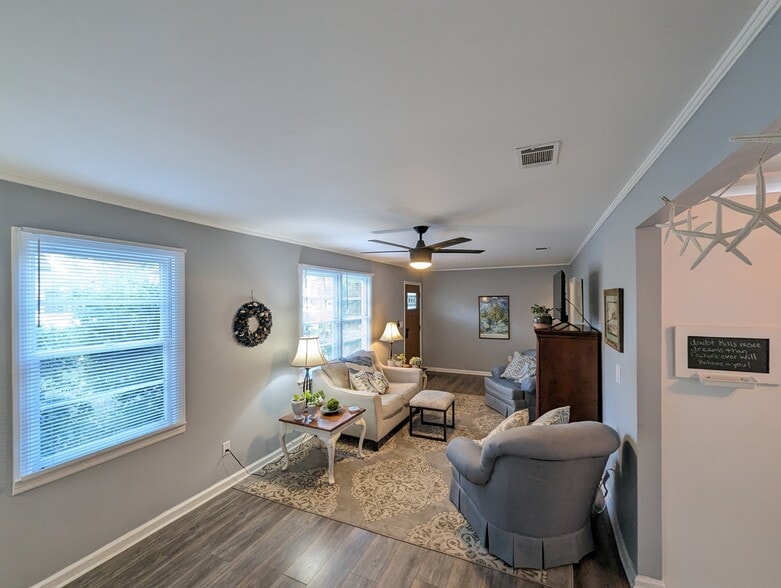 Bright and airy open floor plan! - 4107 Crane St