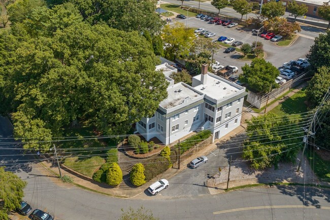 Building Photo - 2 Bedroom ar The Shenandoah Apartment House