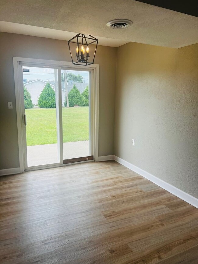 Building Photo - Available Now – Updated 3 Bedroom Tri-Plex...