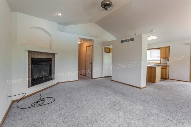 Building Photo - Fantastic 3 Bedroom, 2 bath Condo in SE Fo...