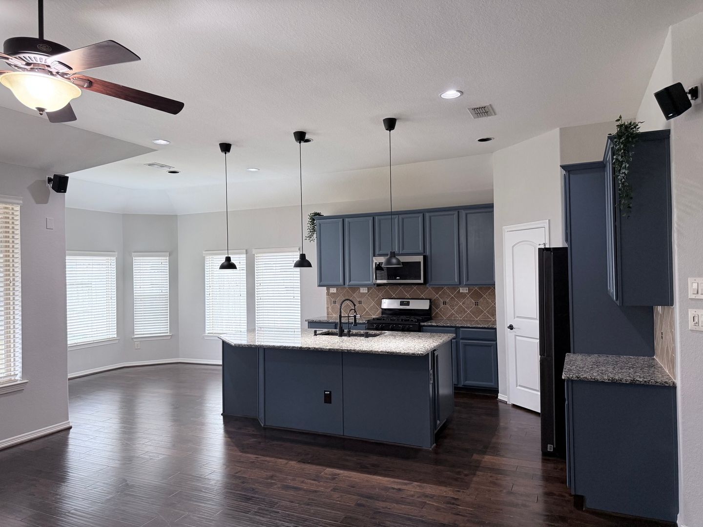 Building Photo - 2010 Silver Moon Dr