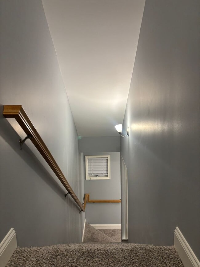 Building Photo - Charming & Spacious Three Bedroom, Two Bathroom Single Family Home