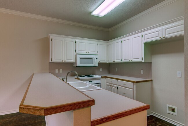 Building Photo - Townhome on Skyline Boulevard For Rent!