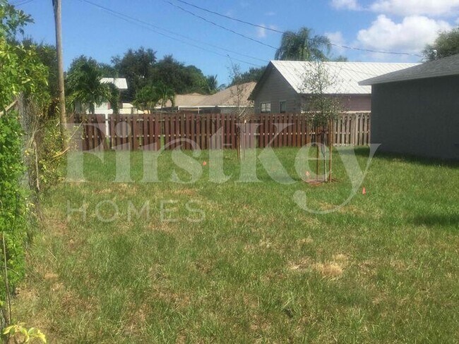 Building Photo - 1351 SW Amboy Ave