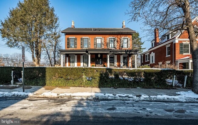 Building Photo - 305 S Walnut St