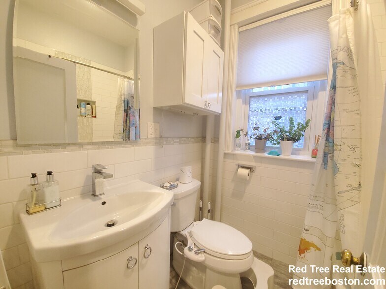 Building Photo - 72 Strathmore Rd