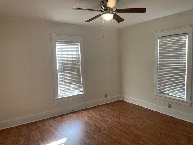Building Photo - Historic Home 3BR / 2BA Detached Garage, W...