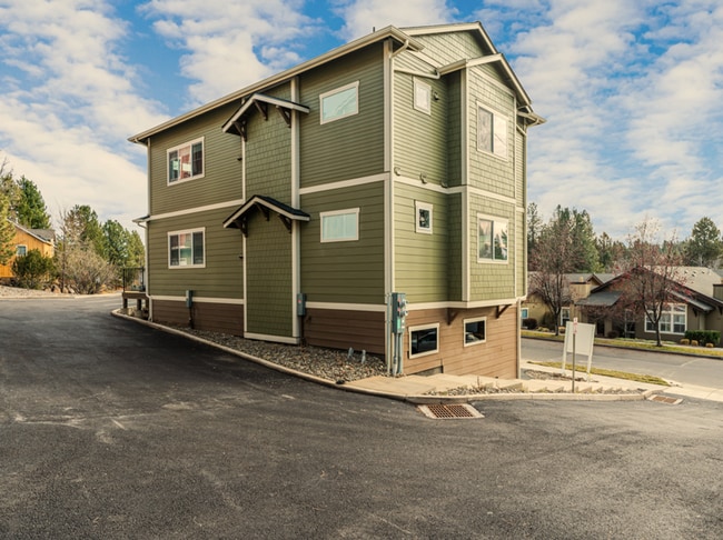 Building Photo - 2 Bed/1 Bath Duplex Apartment with Two Car...