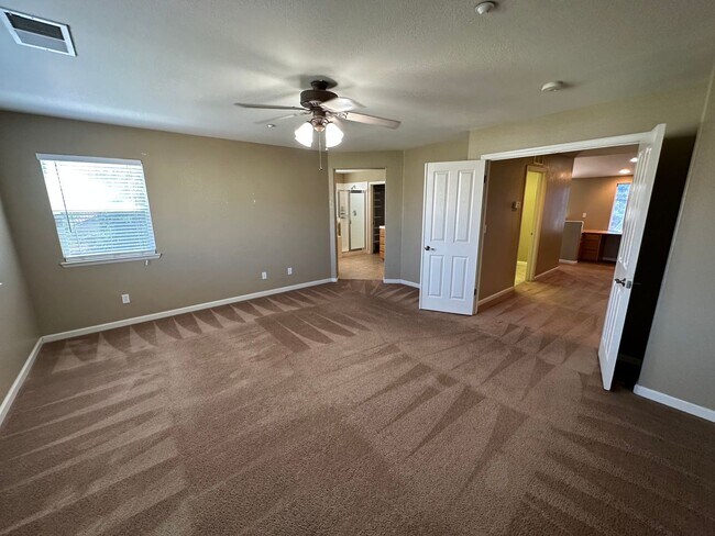 Building Photo - Beautiful 4 Bedroom 3 Bath Shadow Lakes Home