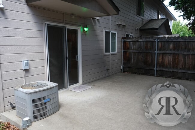 Building Photo - 2 Bedroom, 1.5 Bath Townhouse Style Apartment