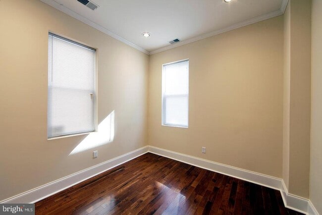 Building Photo - 335 W Girard Ave