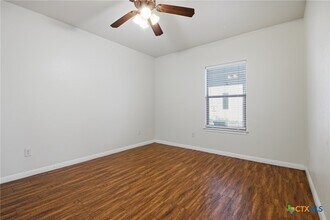 Building Photo - 302 W San Antonio St