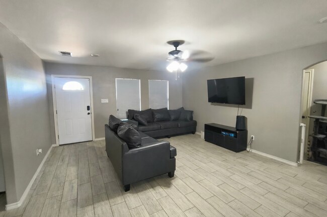 Building Photo - Charming 3BR / 2BA home with spacious backyard and full of curb appeal COMING SOON!