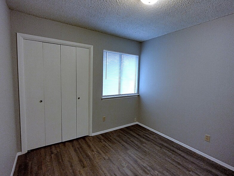 Building Photo - 1620 W Braker Ln