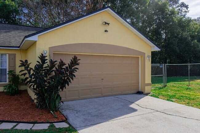 Building Photo - Very Nice 3/2 Home w/ Fenced Yard in St. Cloud with Bonus Room