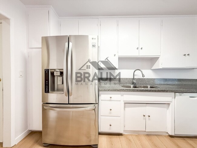 Building Photo - 6039 Whitsett Ave