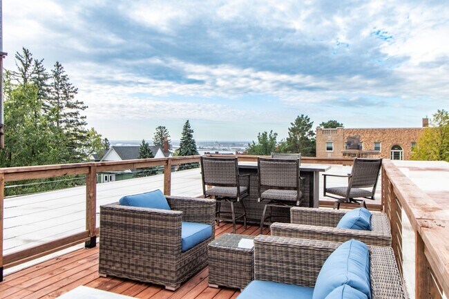 Building Photo - Available June 1st 2026 - Bright, Spacious 1 Bedroom Apartment - Conveniently Located!