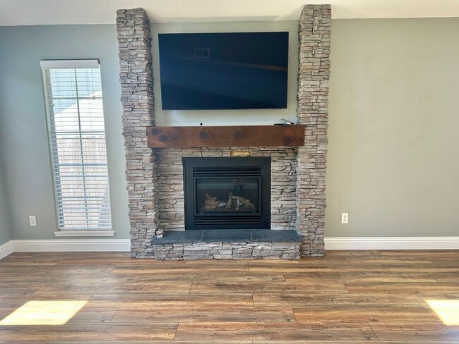 Building Photo - Bright & Spacious 3 Bed / 2 Bath - Gorgeou...