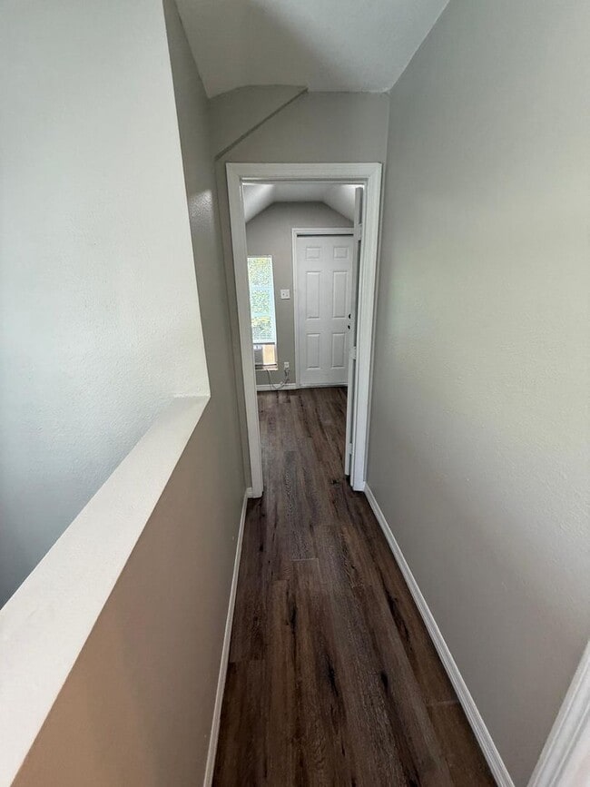 Building Photo - Renovated 2 bedroom, 2 bathroom duplex in ...