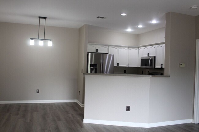 Building Photo - Charming 2 BR/2 BA Condo located in Little...