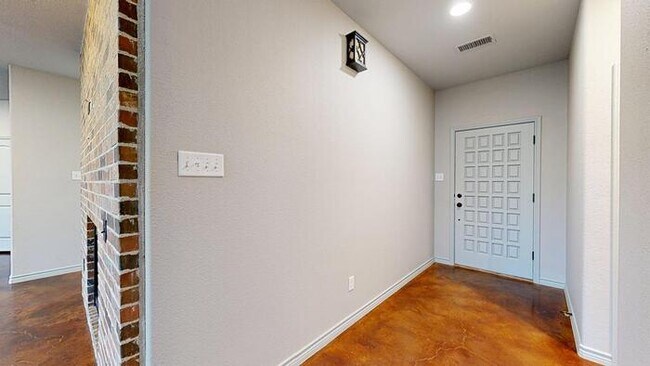 Building Photo - 3 bed 2 bath home with 2 car garage!