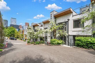 Building Photo - Fantastic Bellevue Townhouse with View...