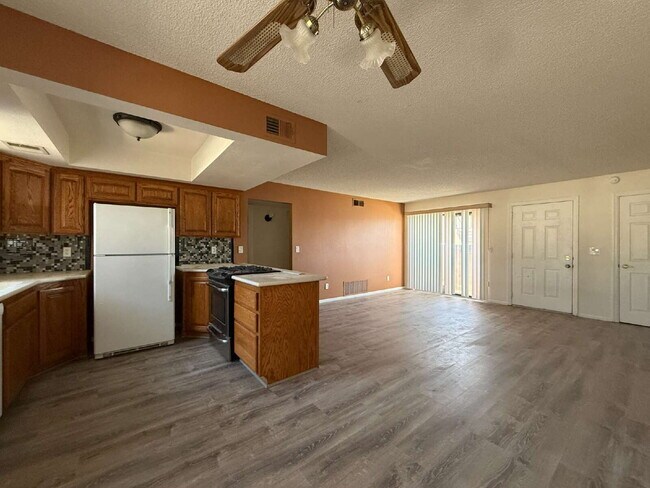 Building Photo - New Flooring, no carpet. 2bed 2bath Gated Community with a Swimming Pool