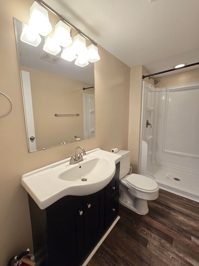 Building Photo - Charming 3 Bedrooms, 2 Full Bathroom Home!...
