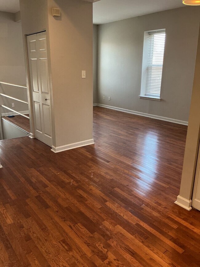 Building Photo - Bright & Updated 2BR with Hardwood Floors + In-Unit Laundry | Shaw / Botanical Area
