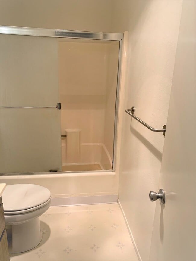 Building Photo - Lovely 2 bedroom Condo in the E Section of...