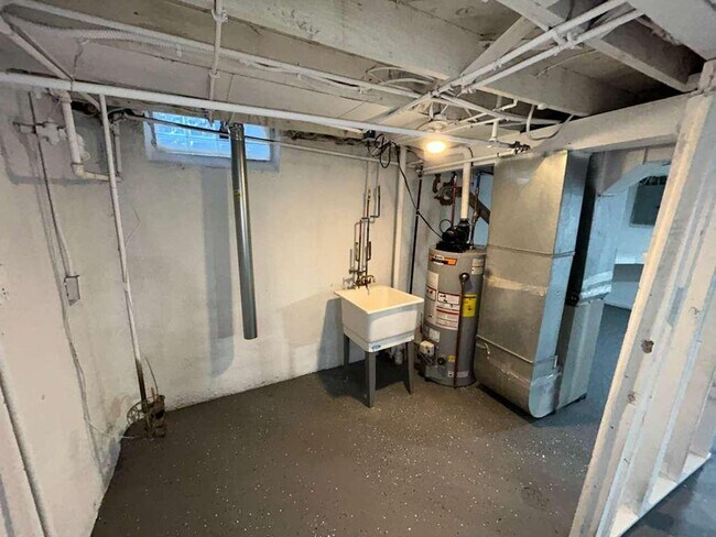 Building Photo - Colonial Ready For You