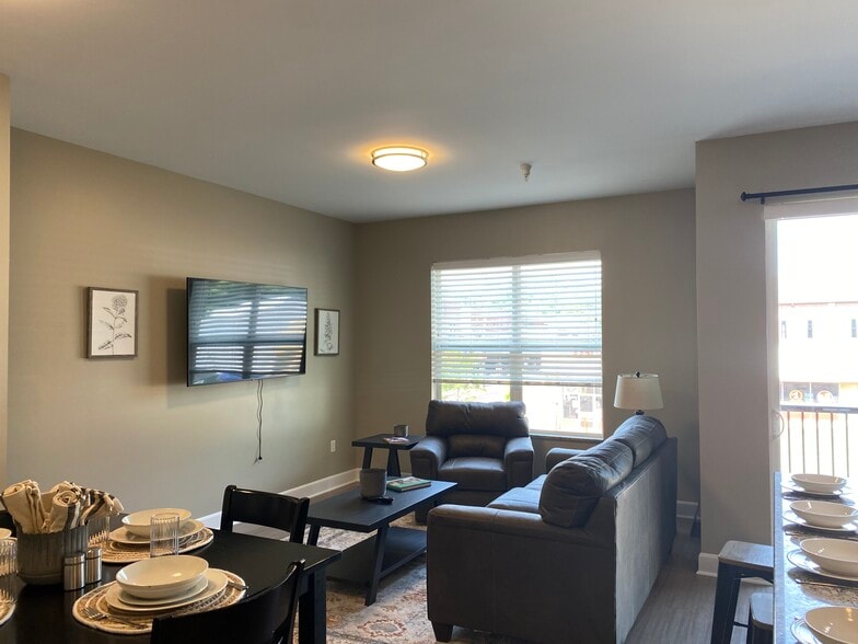 Building Photo - 12 E Carpenter St