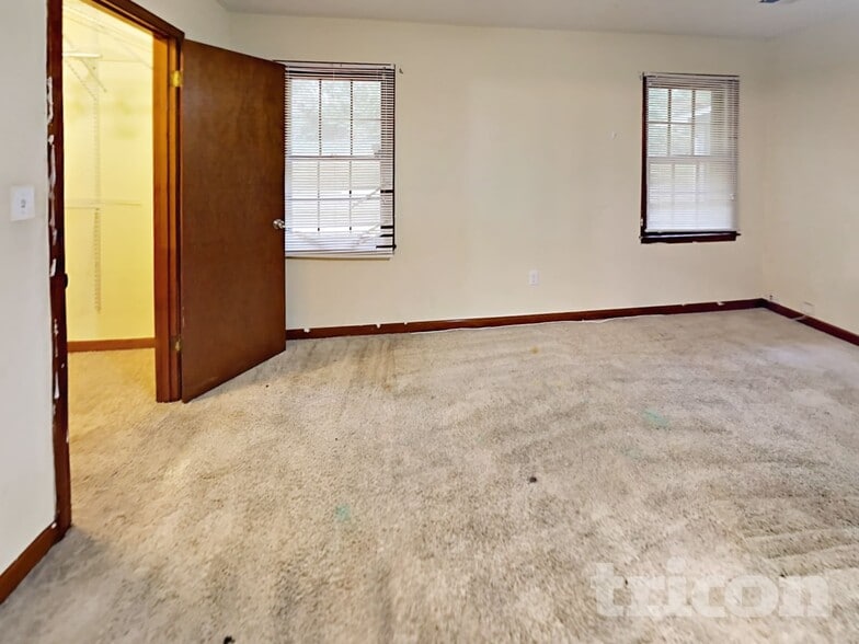 Building Photo - 20 Lakeside Dr