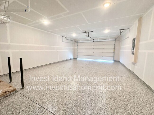Building Photo - Spacious Luxury Townhome Designed for Modern Living