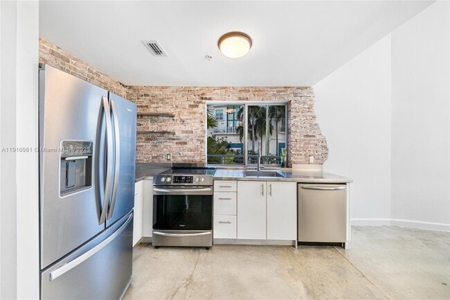 Building Photo - 7700 Collins Ave