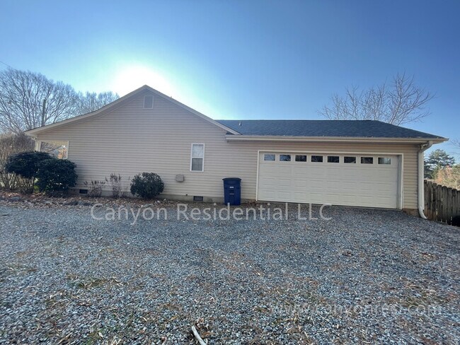Building Photo - Beautiful 3b Room!Move in ready!
