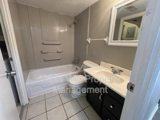 Building Photo - 411 Far Hill Dr