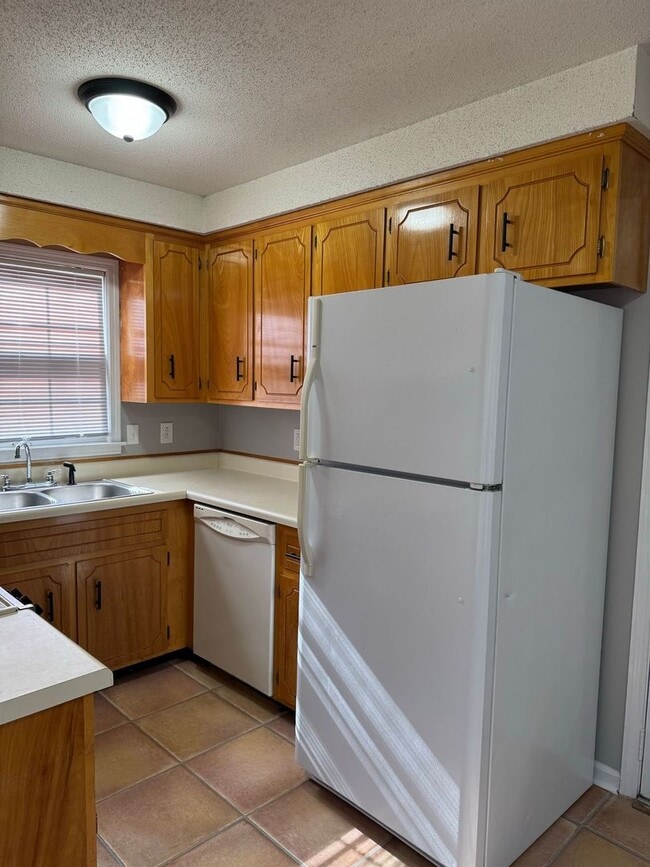 Building Photo - Charming 3 bd/2 ba with Basement!! Home Ne...