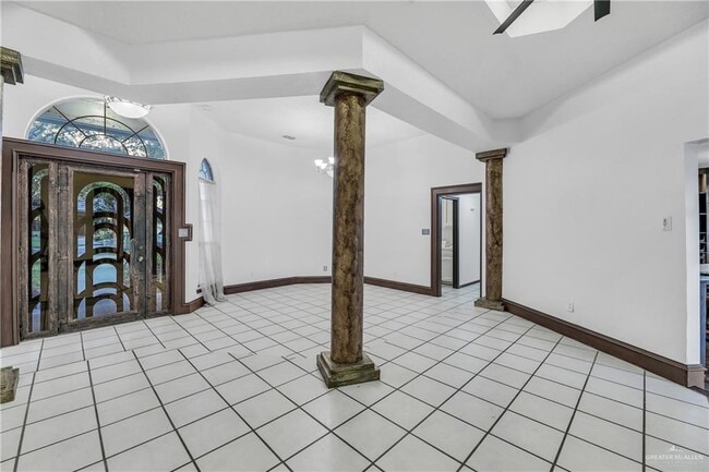 Building Photo - 416 E Nassau Ave