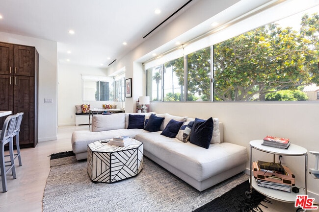 Building Photo - 838 N Doheny Dr